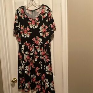 Chic Floral Midi Dress in‎ Black and Pink